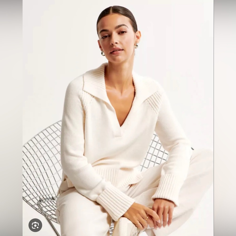 Abercrombie “Notch-Neck Sweater” 🤍